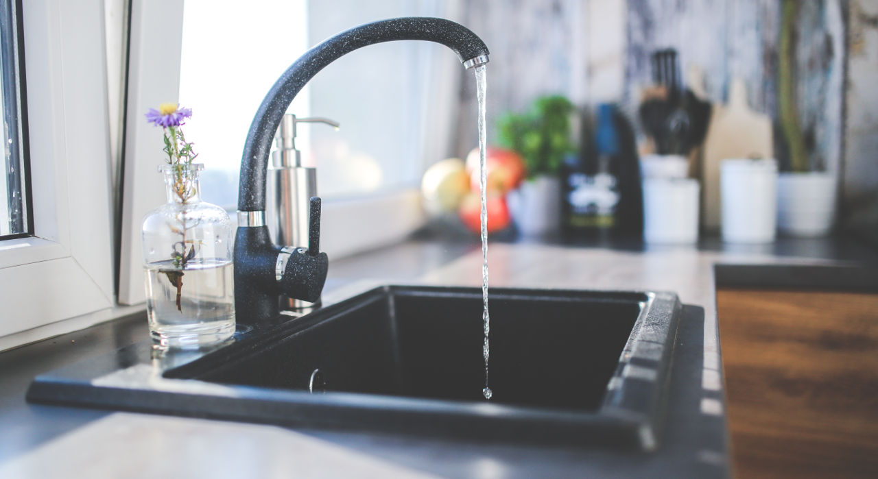 Cucina con lavello sotto la finestra : cucina con lavabo sotto la ...