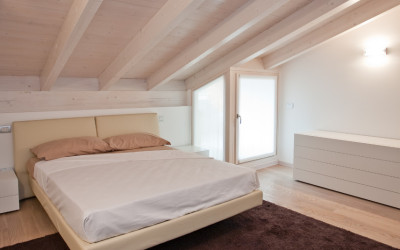 Soffitto basso con travi a vista: Total White