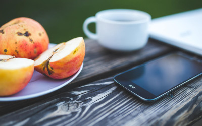Galateo a tavola: lo smartphone è servito