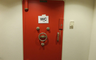Porta del bagno in soggiorno