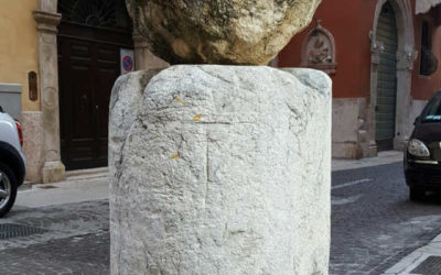 Via Pigna e la scultura di una pigna